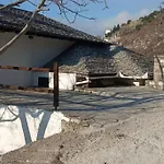 άνετος χώρος με Parking, αυλή και θαυμάσια θέα 度假居
