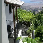 άνετος χώρος με Parking, αυλή και θαυμάσια θέα