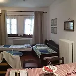 άνετος χώρος με Parking, αυλή και θαυμάσια θέα