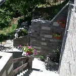 άνετος χώρος με Parking, αυλή και θαυμάσια θέα