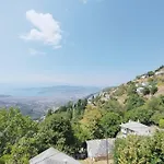άνετος χώρος με Parking, αυλή και θαυμάσια θέα *