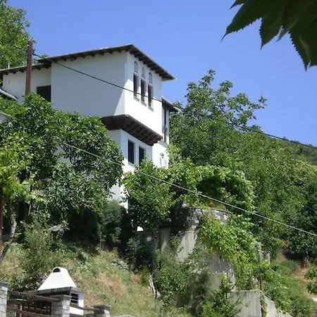 Άνετος χώρος με parking, αυλή και θαυμάσια θέα *