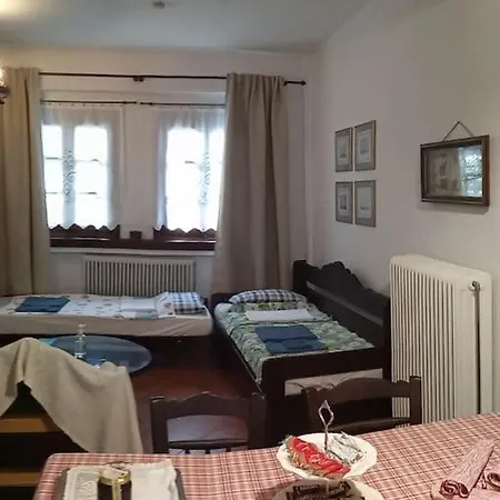 Άνετος χώρος με parking, αυλή και θαυμάσια θέα