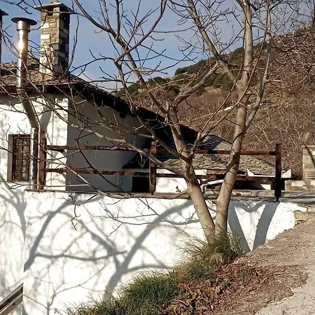 Άνετος χώρος με parking, αυλή και θαυμάσια θέα * Makrinítsa