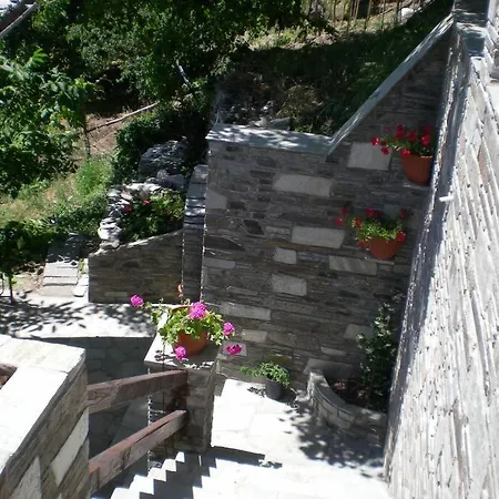 Άνετος χώρος με parking, αυλή και θαυμάσια θέα