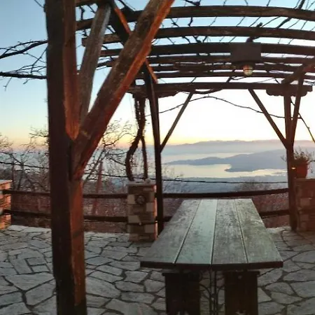 Άνετος χώρος με parking, αυλή και θαυμάσια θέα