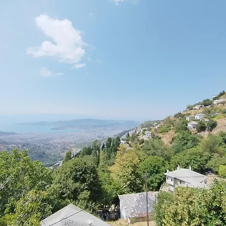άνετος χώρος με Parking, αυλή και θαυμάσια θέα *