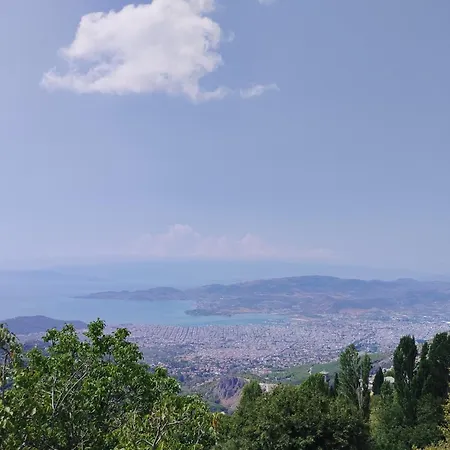 άνετος χώρος με Parking, αυλή και θαυμάσια θέα *