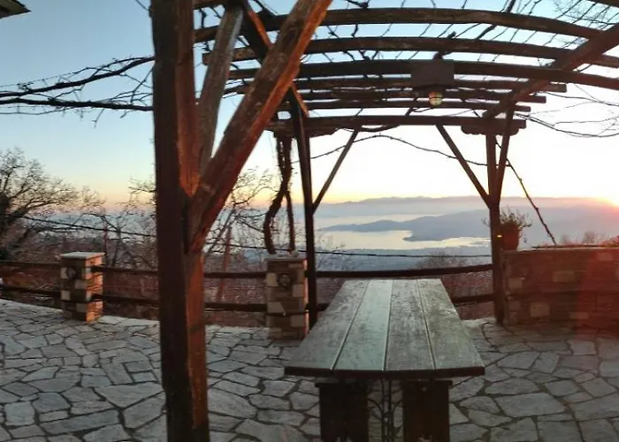 Άνετος Χώρος Με Parking, Αυλή Και Θαυμάσια Θέα