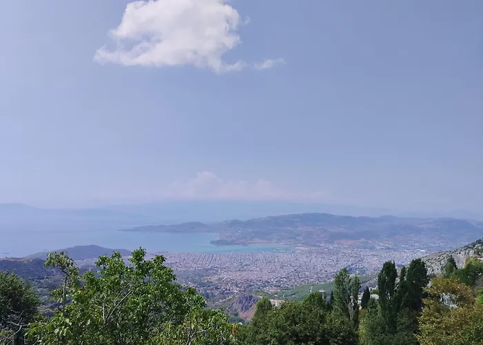Άνετος Χώρος Με Parking, Αυλή Και Θαυμάσια Θέα *